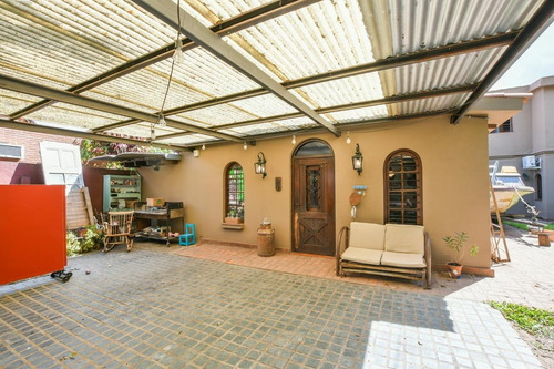 Casa De 4 Dormitorios En Venta - Reciclada - Alberdi