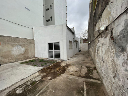 Casa En Venta - 2 Dormitorios 1 Baño - Cocheras - 300mts2 - La Plata