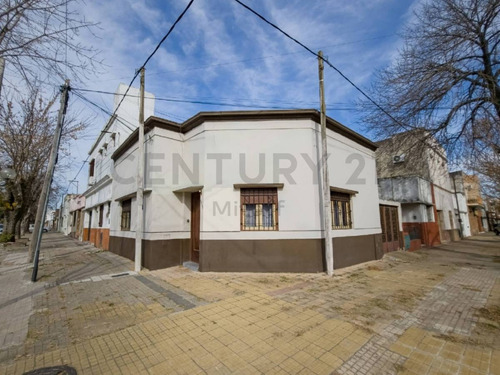Imagen 2 de 16 de Casa En Venta De 2 Dormitorios Cochera Y Patio En La Plata