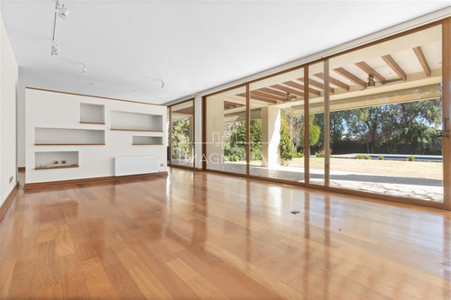 Casa En Venta De 6 Dorm. En Colina