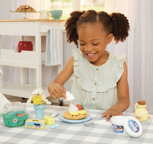Little Tikes Creative Chefs Kit de Waffles - Set de Cocina Infantil con Arena Make-It! Mix, Máquina de Waffles Realista, 18 Accesorios y Mesa de Juego Plegable, No Comestible