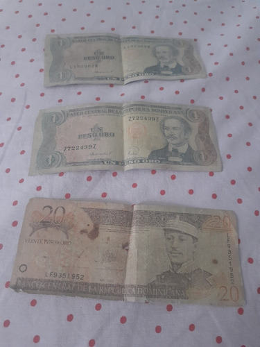 Son Billete Viejo De Un Peso 3 Y Uno De Bente
