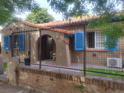 Venta - Chalet 4 Amb. Con Jardín Y Parrilla En Barrio Las Casitas