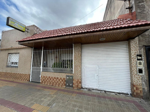 Oportunidad - Venta Casa 3 Ambientes Con Patio Y Cochera Grande - 190 M2 - Parrilla Y Quincho - Listo Para Mudarte- Villa Dominico, Avellaneda, Buenos Aires.