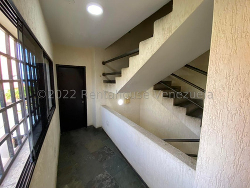 Edificio Comercial A La Venta En Playa Grande.locales,deposito,oficinas, Estacionamiento. 23-16262gm