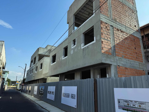Excelente Sobrado Triplex No Centro De Balneário Camboriú Próximo À Praia Central. Viabilidade Comercial E Residencial. Fase Final De Acabamento. Negocia Entrada E Parcelamento. Venha Visitar.
