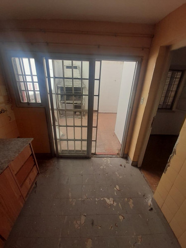 Inversión Inteligente Casa Con Patio, Cochera Y Posibilidad Comercial