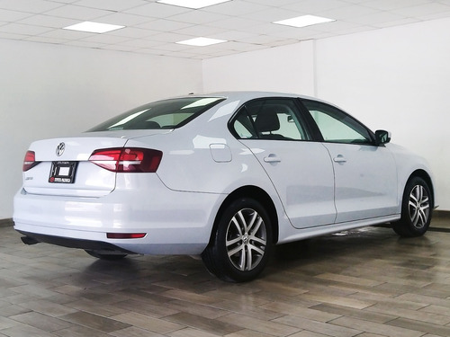 Imagen 4 de 15 de Volkswagen Jetta Trendline Mt 2018 Blanco