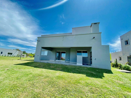 Imagen 25 de 28 de Excelente Casa De 3 Habitaciones, 2 Baños Y Toilette, 2 Plantas, Con Piscina, Sobre Lote Al Agua!!