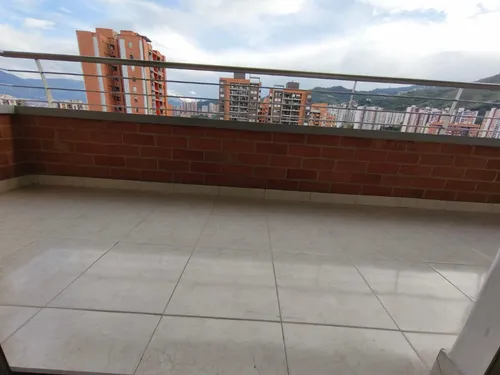 Vendo Apartamento Con Excelente Ubicación En La Parte Baja De La Loma De Los Bernal.