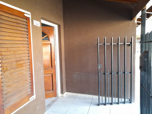 Casa Tipo Ph 3 Ambientes Muy Comodo En Castelar