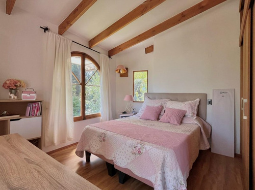 Preciosa Casa En Las Chilcas / Lo Caña