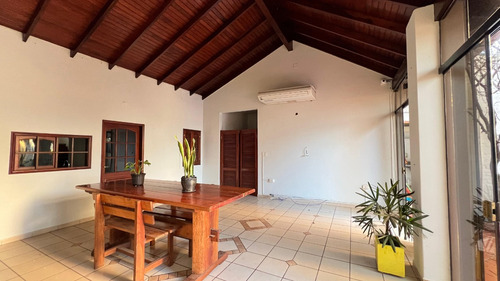 Alquilo Casa Con Piscina En Pleno Centro De Encarnación: 5 Habitaciones Y 4 Baños