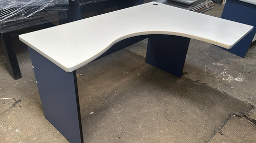 Escritorio Esquinero Blanco, Sobre Gris. Dimensiones: 1.50m (Usado)