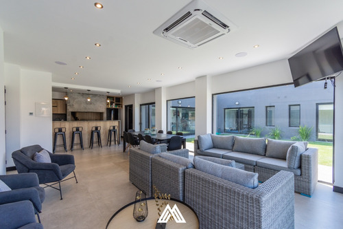 Imagen 12 de 14 de Casa En Venta De 4 Dormitorios, Piscina Y Barbacoa