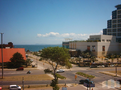 Imagen 8 de 29 de A Pasos Del Mar