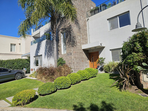 Espectacular Casa En Barrio Semi Privado