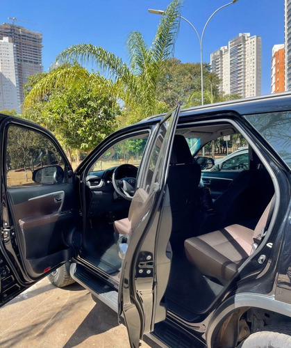 Imagem 2 de 9 de Toyota Sw4 2017 2.7 Sr 7l 4x2 Flex Aut. 5p
