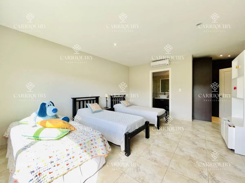 Excelente Casa De 4 Dormitorios, Piscina Climatizada Y Barbacoa En Pinares, Punta Del Este
