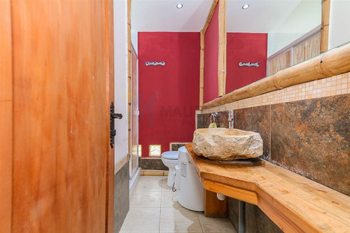 Casa En Venta De 7 Dorm. En Providencia