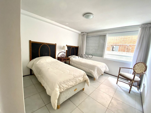 Excelente Apartamento Enfrente Al Puerto!- Ref: 2527