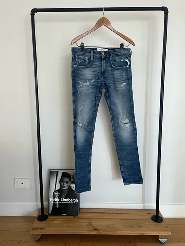 Jeans etiqueta online negra hombre precio