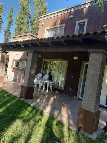 Casa En Venta - 6 Dormitorios 4 Baños - Mendoza