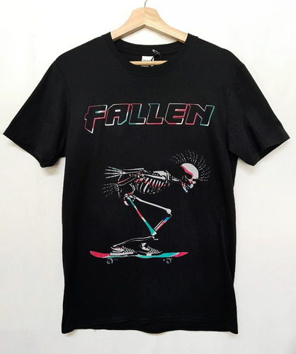 Polera Ilustración Calavera En Skate Fallen - Diseño Chileno