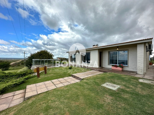 Casa En Venta En Barra De Portezuelo. Con Vista Al Mar Y Gran Metraje De Terreno - Acepta Banco. A 350 Metros De La Playa.