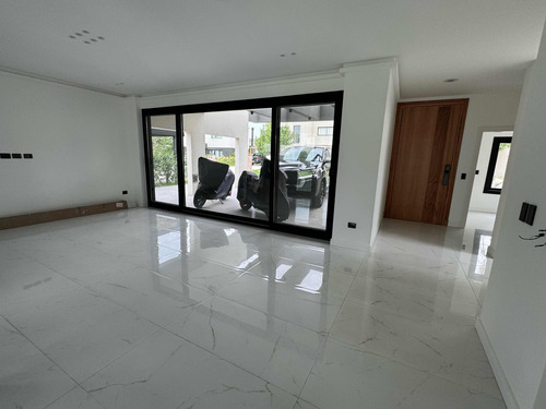 Casa En Venta En Lagoon Pilar (5 Dormitorios, 6 Baños)