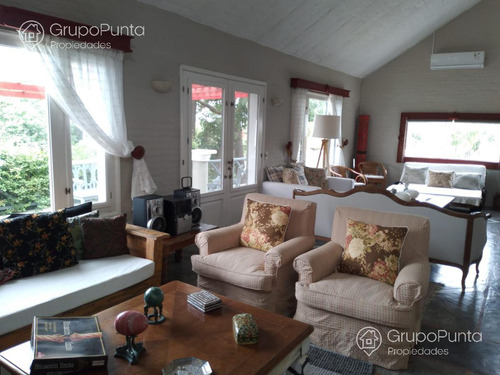 Casa En Venta 6 Dormitorios En Montoya
