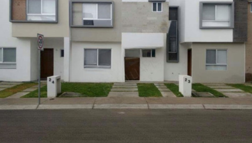 Casa En Venta, Recuperación Bancaria, Fraccionamiento Sonterra, Santiago De Queretaro , Queretaro. Laab2