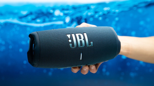 Parlante JBL Charge 5 JBLCHARGE5 portátil con bluetooth waterproof black 110V/220V