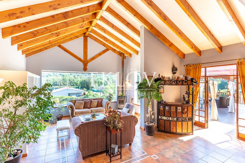 Casa Con Quincho Y Cabaña En Mantagua, 2.528m² De Terreno