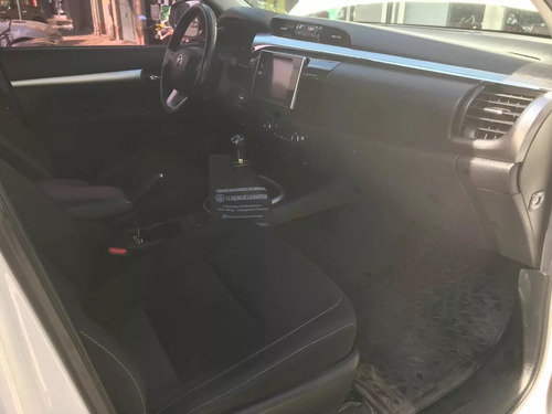 Imagen 14 de 24 de Toyota Hilux 2.8 Cd Srv 177cv 4x4 Mt2017
