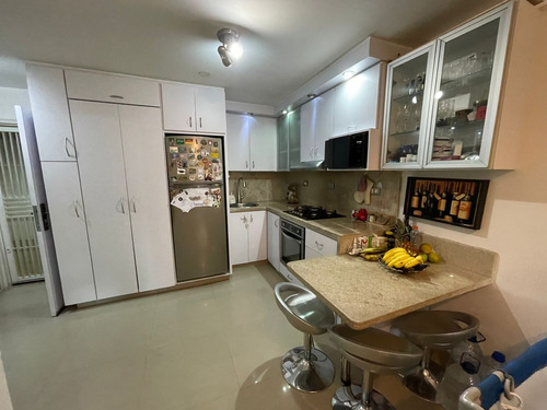 En Venta Apartamento Remodelado De 2 Habitaciones 1 Baño 