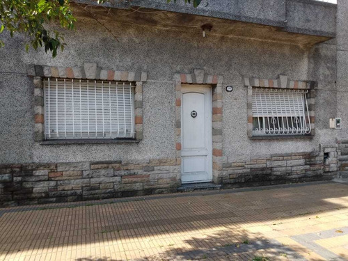 Casa De 3 Ambientes  Sobre  Maza  A Mts De Av.san Martin