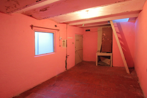 Oportunidad !! Cordón Sur, Sobre Calle Guaná. Padrón Único, 105 M2, Garage Amplio. 2 Dormitorios, 1 Baño.