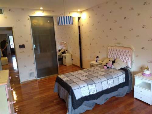 Casa En Venta 8 Ambientes En Ramos Mejia Con Pileta