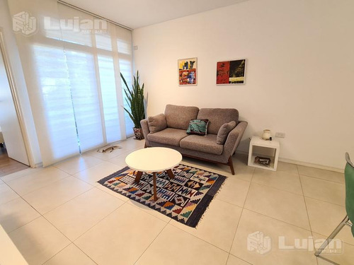 Pola 1100, 2 Ambs Con Balcón Zona Residencial