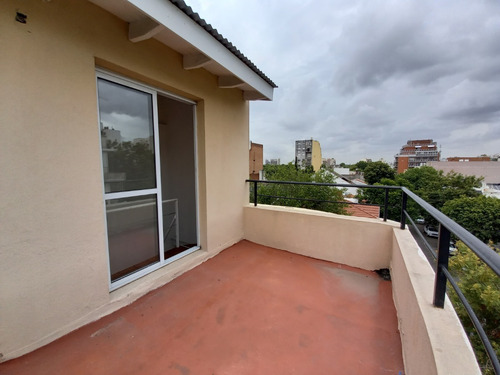 Imagen 8 de 11 de Moderno Ph 2 Amb. En Flores Con Terraza Y Parrilla