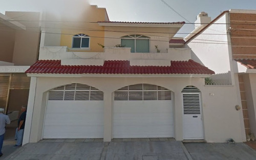 Propiedad Con Cochera Cerrada Para 2 Autos. Cuenta Con Amplias Recámaras Y Patio Trasero. A Dos Cuadras De Uvm Veracruz Y A Sólo 5 Minutos De Walmart, Costco, The Home Depot Y Office Depot. Muy C
