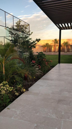 Casa En Venta En Privada Con Amenidades Y Seguridad En Mérida, Yucatán