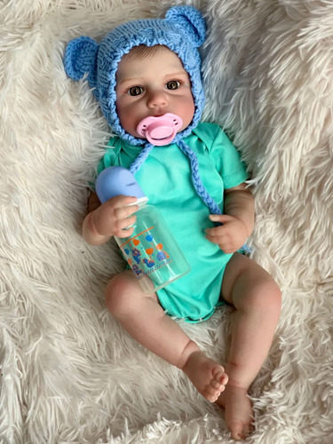 boneca bebe reborn menino 100% Silicone Pele e Cabelo e vasos sanguíneos pintados em 3D 46CM baby Pode Dar Banho Usando um chapéu e um macacão azul Com Acessórios Noveve Original