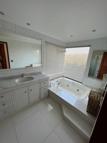 Casa Familiar Remodelada En El Arrayán Con Quincho Y Piscina