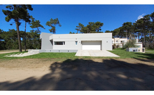 Casa En Alamos Pinamar A Estrenar Con Pileta - Temporada 2025