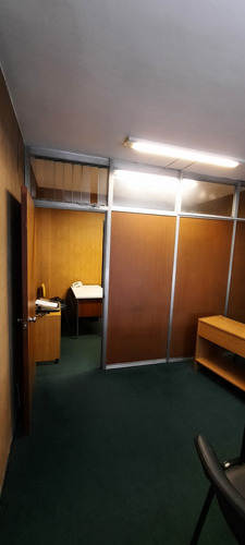 Oficina Ubicada En Calle Santiago Del Estero Nº 366, Superficie Cubierta De 18 M², Piso 9, Vista Al Este