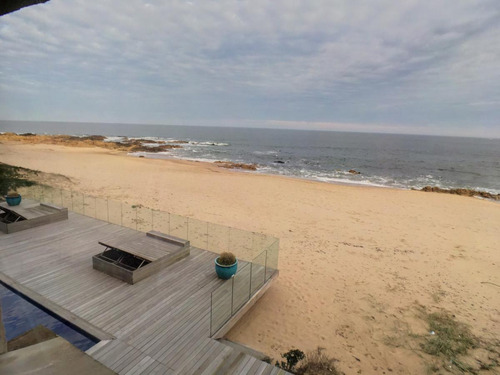 Casa Frente Al Mar Sobre La Playa En  Punta Piedras - La Barra