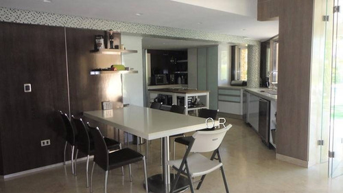 Imagen 10 de 30 de Leal Pérez Vende Majestuosa Casa En Urbanización Guataparo Con Piscina