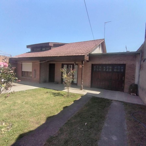 Casa En Venta De 3 Dormitorios C/ Cochera En Barrio Jorge Newbery